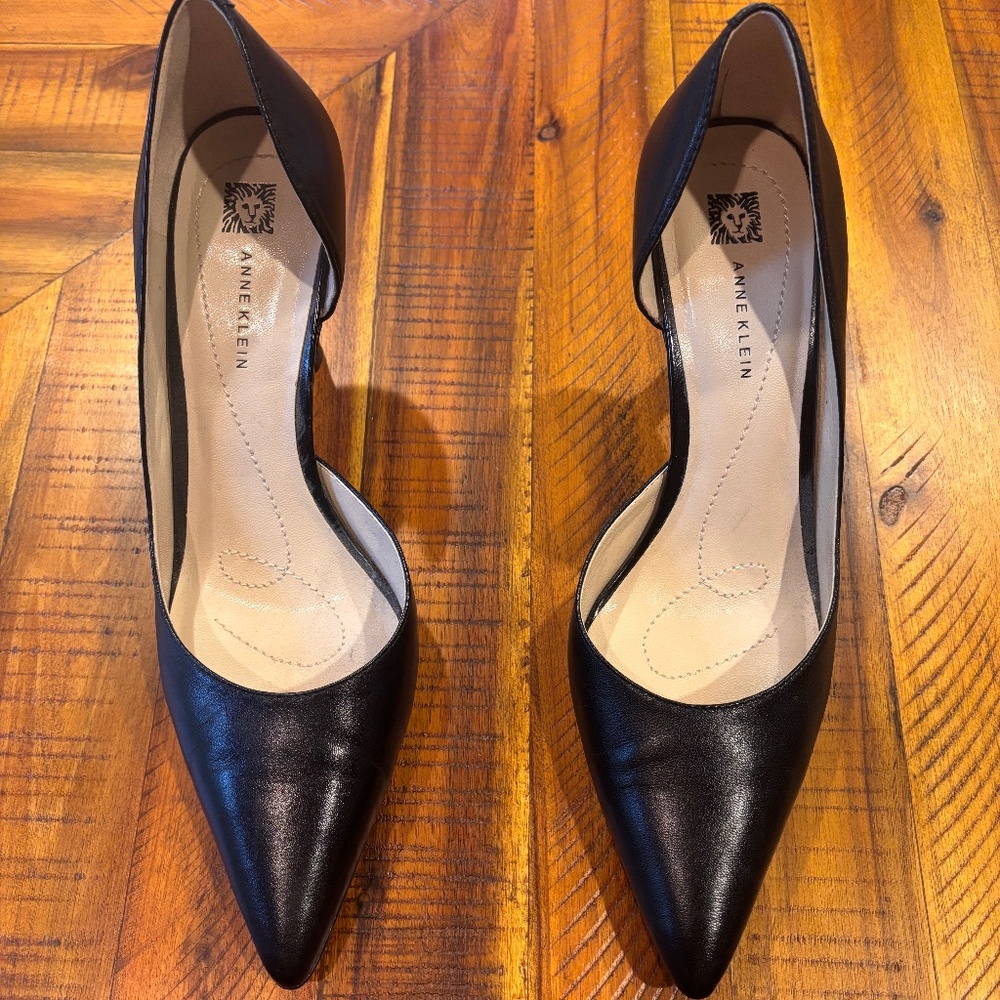 Anne Klein black leather pumps 10M